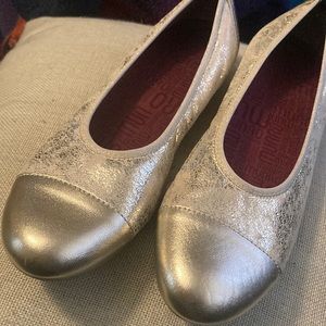 Munro new glitter gold flats 8.5 SS